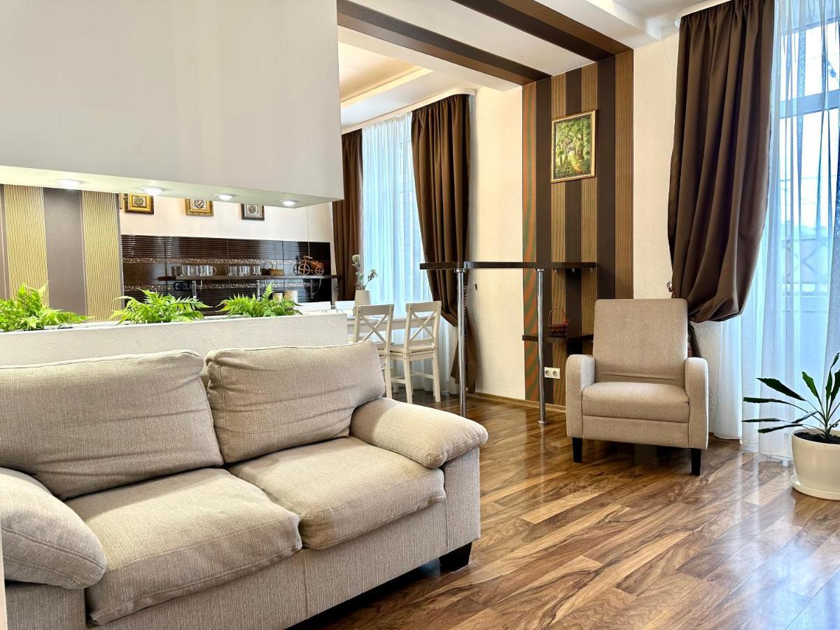 Lux Apartments In The City Center With A Coffee Machine, View Of A Theater, Near Zlata Plaza Riwne Exterior foto